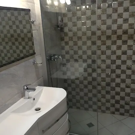 Adis بالانغا